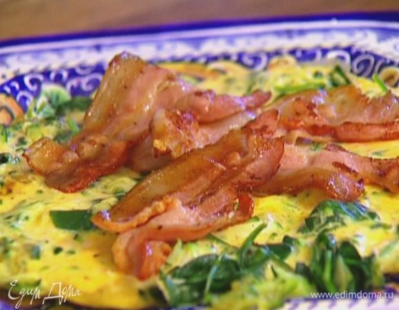 Сверху на готовую фриттату выложить бекон.