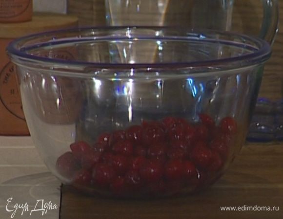 Замороженную вишню разморозить.