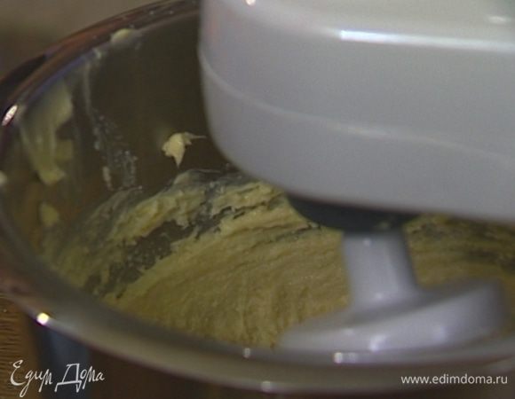 Взбить 180 г предварительно размягченного сливочного масла с сахаром до состояния легкого крема.