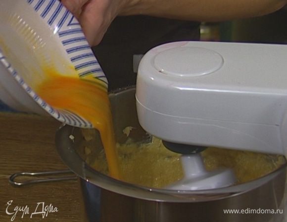 Продолжая взбивать, по одному ввести яйца, затем половину муки, щепотку соли, разрыхлитель и ванильный экстракт. Добавить оставшуюся муку.