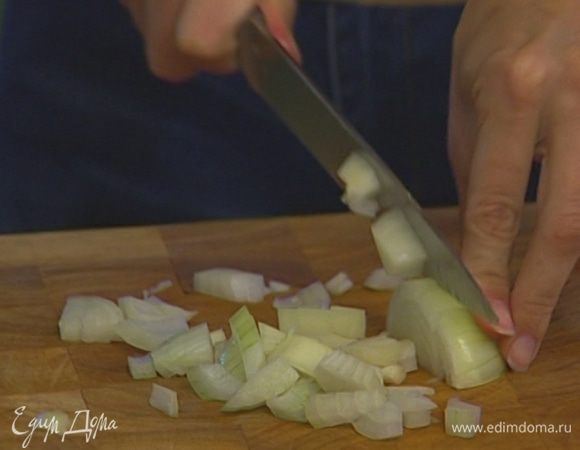 Лук и чеснок почистить и нарезать.