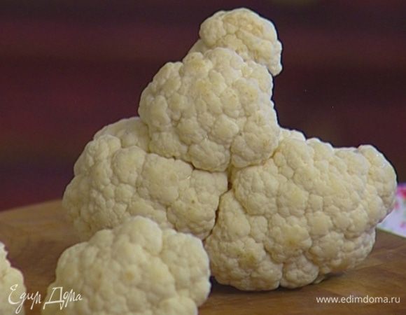 Цветную капусту разобрать на небольшие соцветия, опустить в кипящую воду и отваривать в течение 6–7 минут, в конце посолить. 