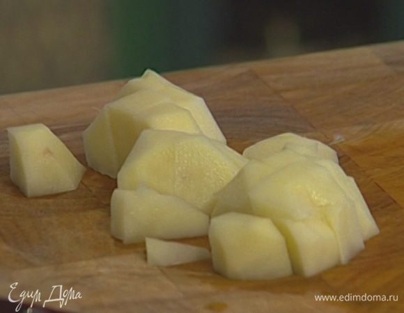 Картофель почистить и нарезать кубиками.