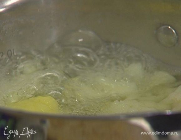 В кастрюлю с луком и чесноком добавить нарезанный картофель и немного воды, в которой варилась капуста, и прогревать на небольшом огне 10 минут.
