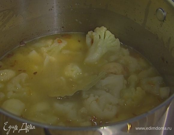 Добавить цветную капусту, посолить и варить до готовности картофеля.

