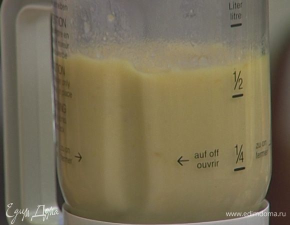 Вынуть лавровый лист и взбить капусту с картофелем в блендере. 