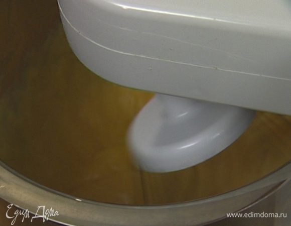 Приготовить тесто: яйца с сахаром взбить в кухонном комбайне.