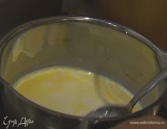 Молоко подогреть, добавить 50 г сливочного масла и дать ему растопиться.