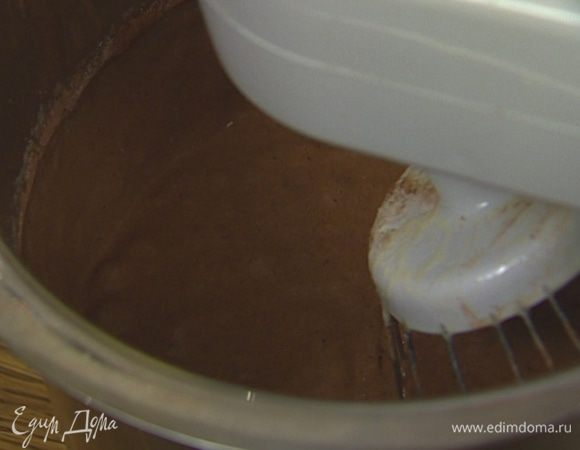 Добавить к яйцам половину муки с какао, влить молоко с маслом, затем ввести оставшуюся муку.