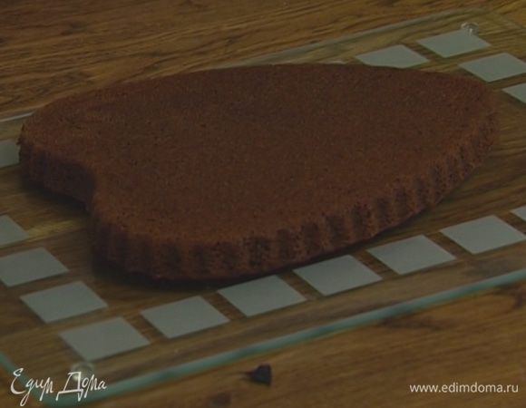 Форму для выпечки в виде сердца смазать оставшимся сливочным маслом, выложить в нее половину теста и выпекать корж 20 минут в разогретой духовке. Из другой половины теста испечь еще один корж.