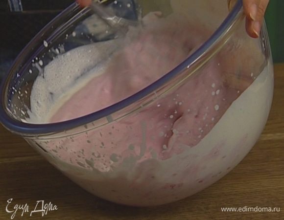 Приготовить крем: взбить 200 мл сливок, добавить 125 г малины и взбивать еще несколько минут, чтобы масса стала однородной, сливочно-малиновой. Поставить крем на несколько минут в холодильник.