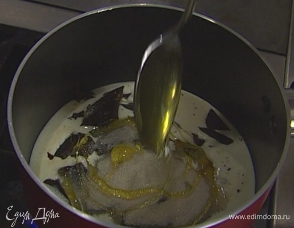 Приготовить глазурь: оставшиеся сливки влить в небольшую кастрюлю, добавить шоколад и мед и все вместе растопить, а затем слегка взбить маленьким венчиком.