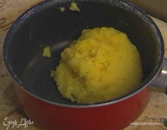 Выложить в небольшую кастрюлю 100–150 г готовой поленты.