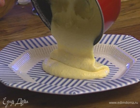 Влить сливки, добавить сливочное масло и щепотку белого перца, все тщательно перемешать и прогреть на небольшом огне.