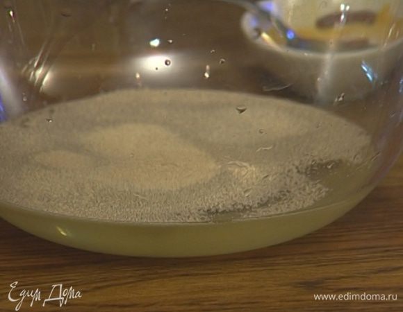 В теплую воду (300 мл) добавить мед, дрожжи и 1 ст. ложку муки, вымешать все хорошенько, накрыть миску с опарой полотенцем и поставить в теплое место на 15 минут.