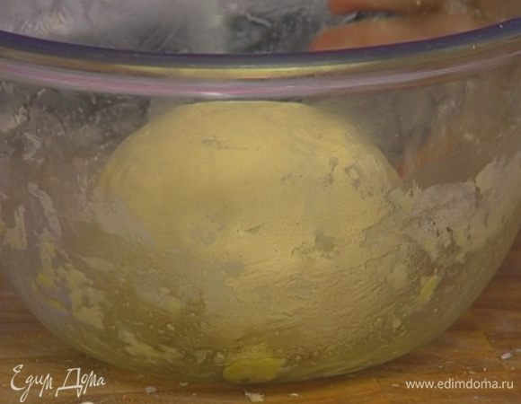Влить в глубокую посуду 1–2 ст. ложки оливкового масла, уложить в нее тесто, затянуть пищевой пленкой так, чтобы внутрь не попадал воздух, и поставить на час в теплое место. 