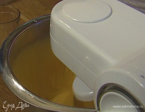 Яйца с сахаром взбить в блендере на высокой скорости, добавить соль, ванильный экстракт и апельсиновую эссенцию.