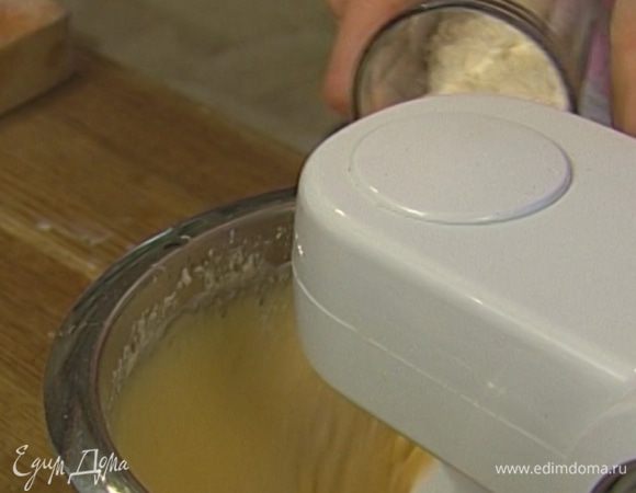 Небольшими порциями ввести муку. 