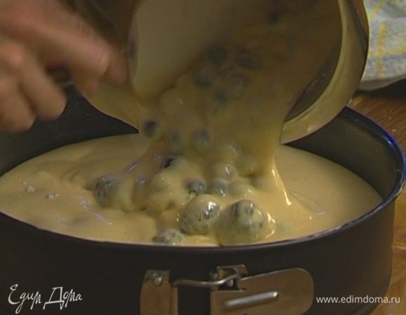 Большую разъемную форму смазать сливочным маслом, выложить в нее тесто с ягодами, чуть-чуть присыпать сверху мукой и выпекать в разогретой духовке 30–35 минут. 