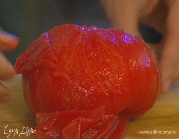 Помидоры ошпарить кипятком, снять кожицу, мякоть крупно нарезать.