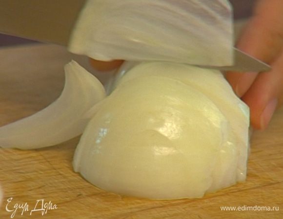 Лук почистить и нарезать тонкими полукольцами.