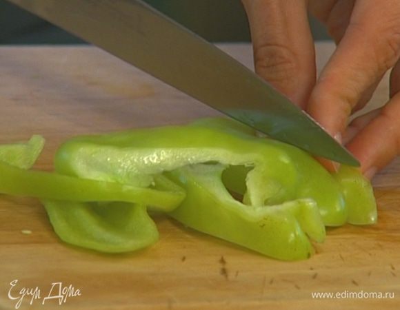 Сладкий перец почистить и нарезать длинными тонкими полосками.