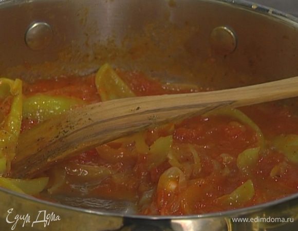 Добавить в сковороду сладкий перец, помидоры, половину листьев базилика, посолить и поперчить. Тушить 10–15 минут, пока помидоры не станут однородной массой.