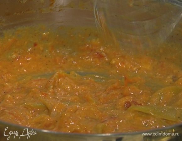 Яйца взбить и, непрерывно помешивая, влить в сковороду. Когда яйца схватятся, снять сковороду с огня.