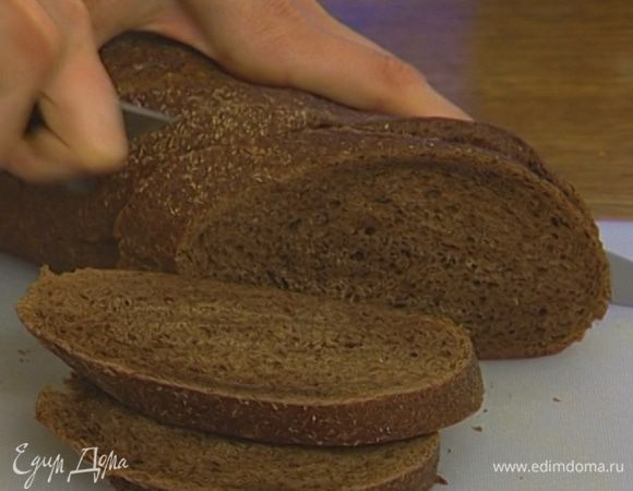 Хлеб порезать не очень тонко, чтобы жидкость омлета могла его пропитать.