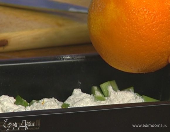 Высыпать ревень в глубокий противень, присыпать сахарной пудрой и цедрой апельсина (немного цедры оставить). 