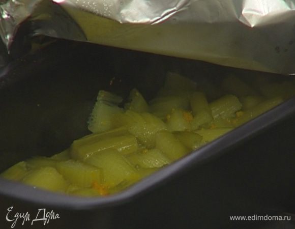 Затянуть противень фольгой и отправить в разогретую духовку на 45 минут.