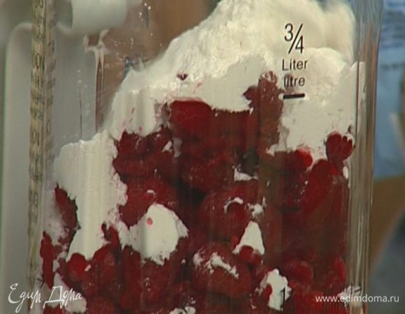 Малину взбить в блендере вместе с сахарной пудрой — должна получиться консистенция сорбе.