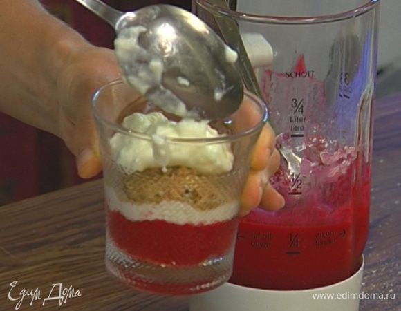 В красивые стаканы выложить слоями малину, йогурт и печенье, затем слой йогурта и еще один слой малины.