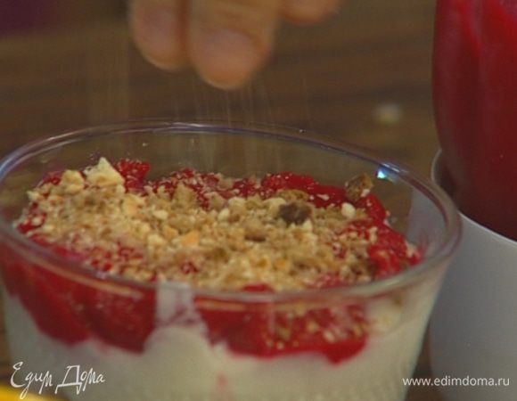 Присыпать десерт оставшимся измельченным печеньем.