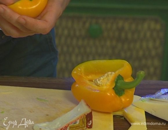 У сладкого перца удалить семена и плодоножку.