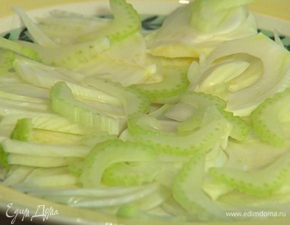 Перец и фенхель порезать длинными тонкими полосками, а сельдерей — кусочками. 