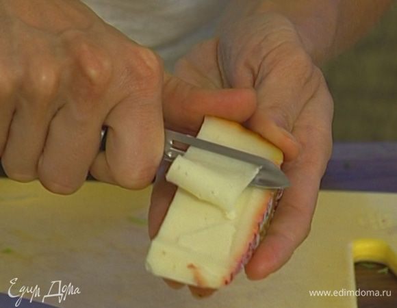 Сыр тонко нарезать с помощью ножа для чистки овощей.