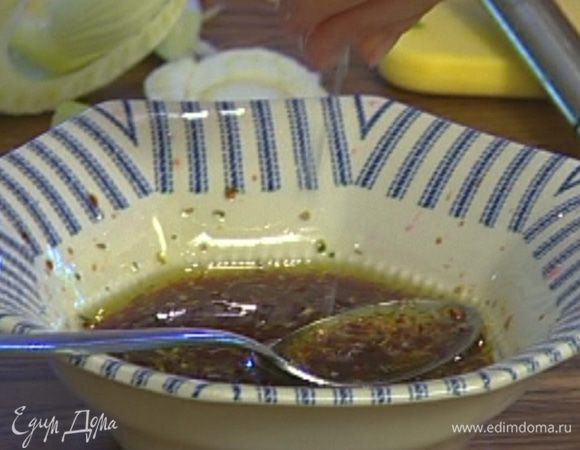 Приготовить заправку: гранатовый сок смешать с оливковым маслом и бальзамическим уксусом, добавить по щепотке соли и перца.