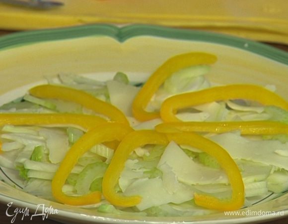 Выложить на большое блюдо слоями фенхель, сельдерей, сыр и сладкий перец. 
