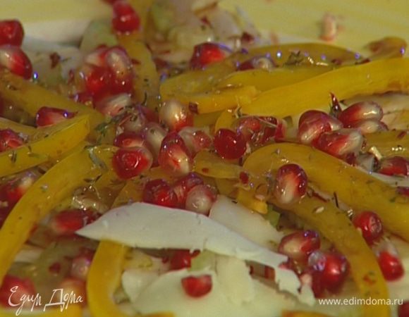 Присыпать салат горстью гранатовых зерен. 