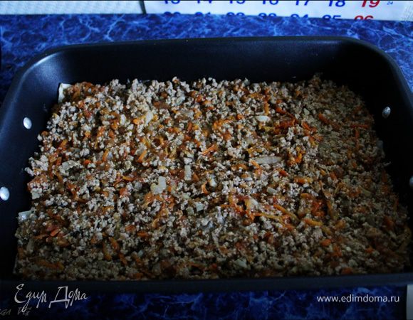 На листы лазаньи выложить половину мясного соуса.