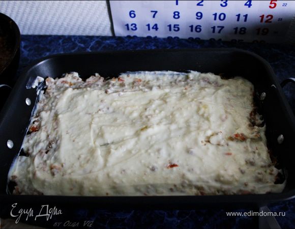 Затем выложить 1/3 соуса "Бешамель".