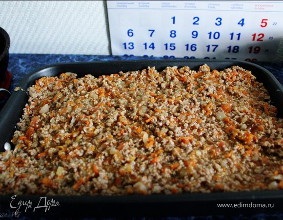 Выложить оставшийся мясной соус.