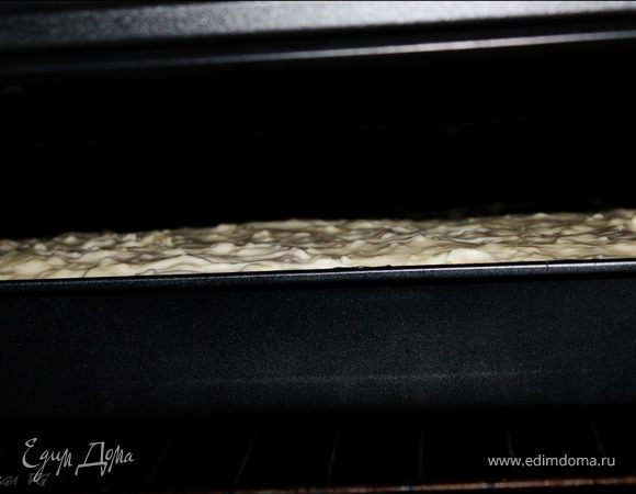 Поставить в духовку. 
Запекать при температуре 180 градусов в течение 45 минут