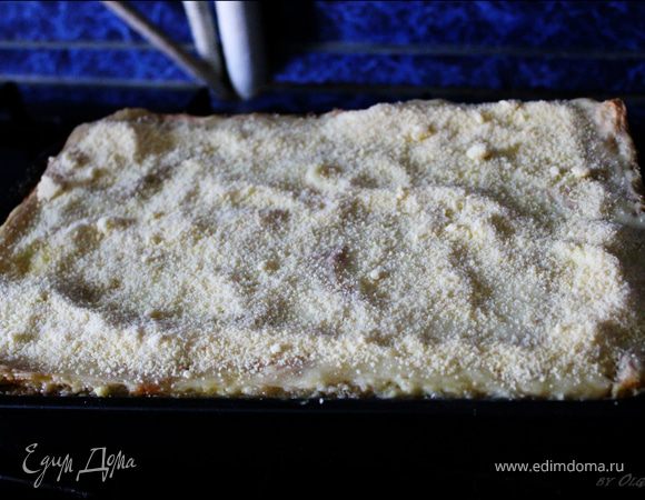 Готовую лазанью вынуть, посыпать тертым пармезаном и поставить в духовку еще на 10 минут. 