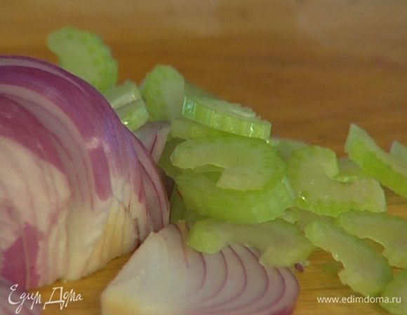 Лук почистить и порубить вместе с сельдереем.