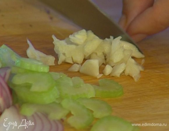 Чеснок почистить и раздавить плоской стороной ножа.