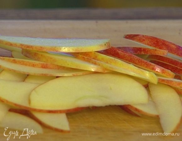 Яблоко, удалив сердцевину, нарезать как можно тоньше, сбрызнуть лимонным соком, присыпать сахаром и оставить на полчаса.