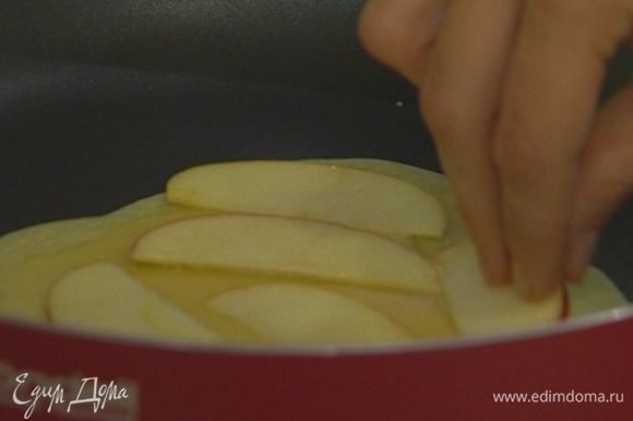 Разогреть в сковороде немного растительного масла и пожарить блинчики таким образом: влить небольшое количество теста так, чтобы блинчик получился тонким и положить на него 3–4 дольки яблока.