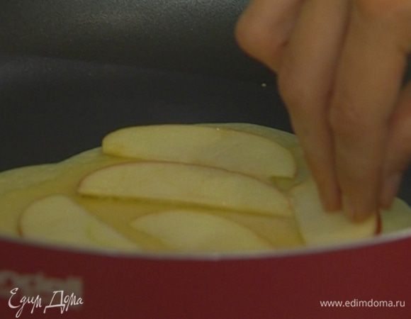 Разогреть в сковороде немного растительного масла и пожарить блинчики таким образом: влить небольшое количество теста так, чтобы блинчик получился тонким и положить на него 3–4 дольки яблока.


